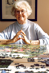 Seniorin vor Puzzle