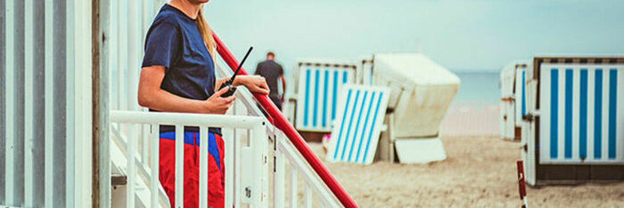 Wasserwachtlerin am Wachturm