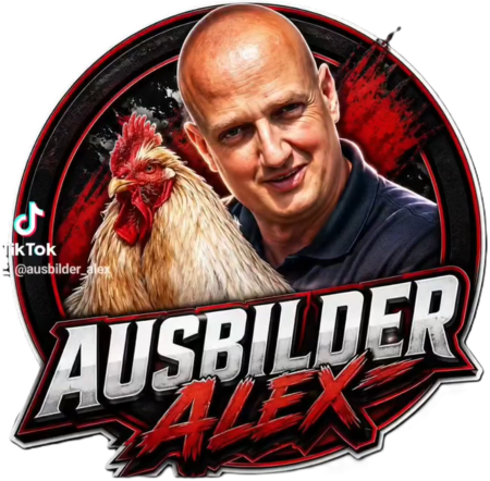 Ausbilder Alex hält einen Hahn in der Hand, der sein Maskottchen ist.