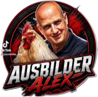 Ausbilder Alex hält einen Hahn in der Hand, der sein Maskottchen ist.